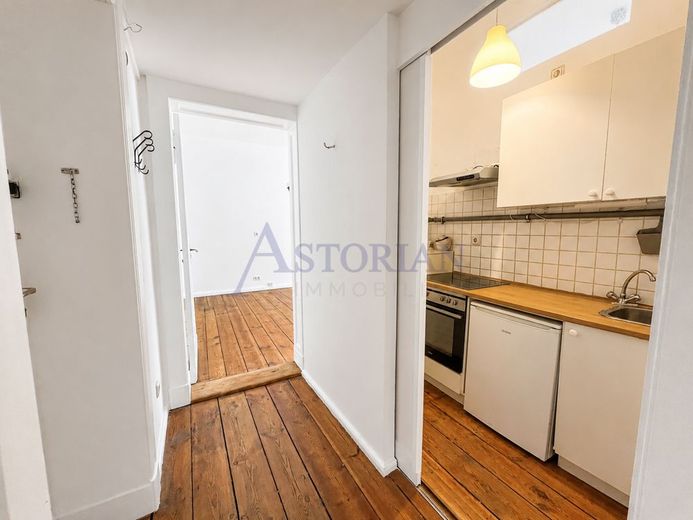 Bezugsfrei! Altbaucharme mit Gestaltungspotenzial - 2,5 Zimmer im Herzen von Friedrichshain – Küche
