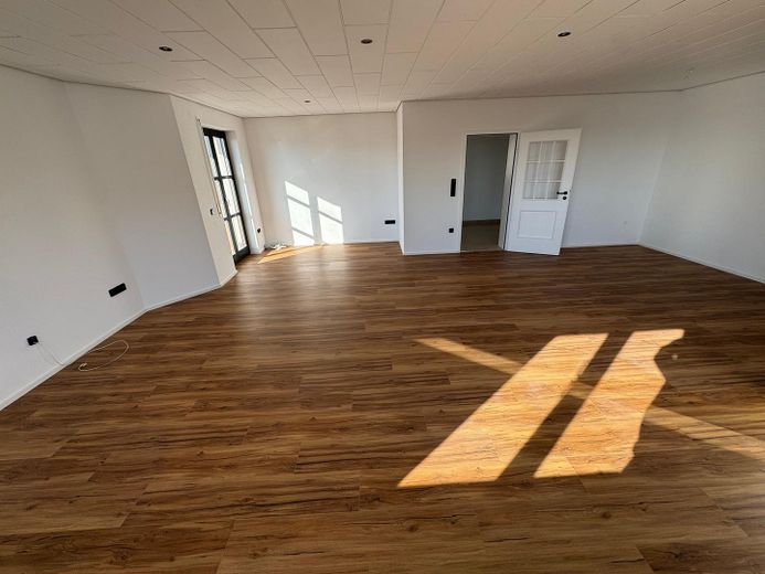 Hepberg’in merkezi konumunda geniş, kapsamlı şekilde yenilenmiş 3 odalı, 1. kat dairesi + 2 balkon – Wohnzimmer / Essbereich
