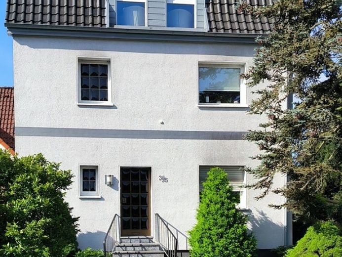 Charmantes Zweifamilienhaus sucht neuen Eigentümer! – Foto 1