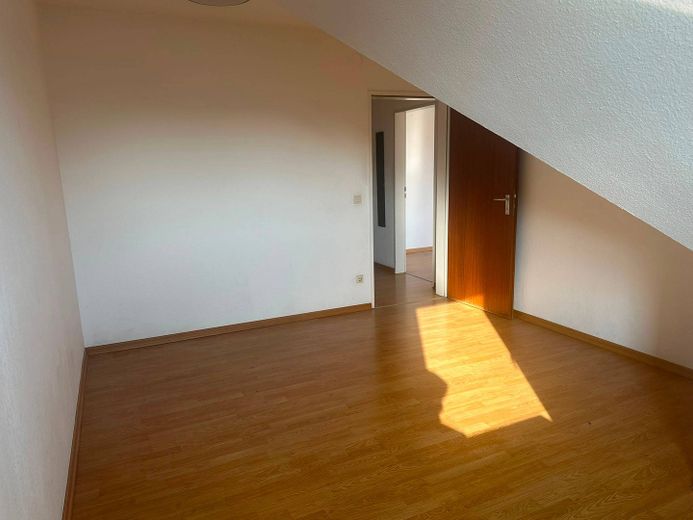 Attention singles & couples: 2-room attic apartment with open kitchen – Ansicht II: Schlafzimmer