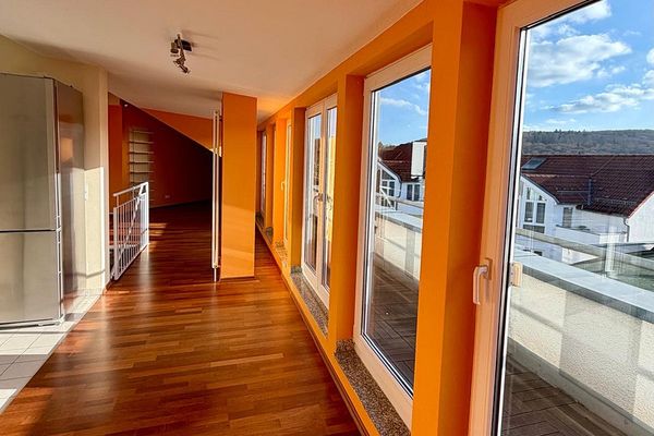 Einzigartige Maisonette mit Penthouse-Charakter, Dachterrasse & 3 Balkone + 3 TG Stellplätze