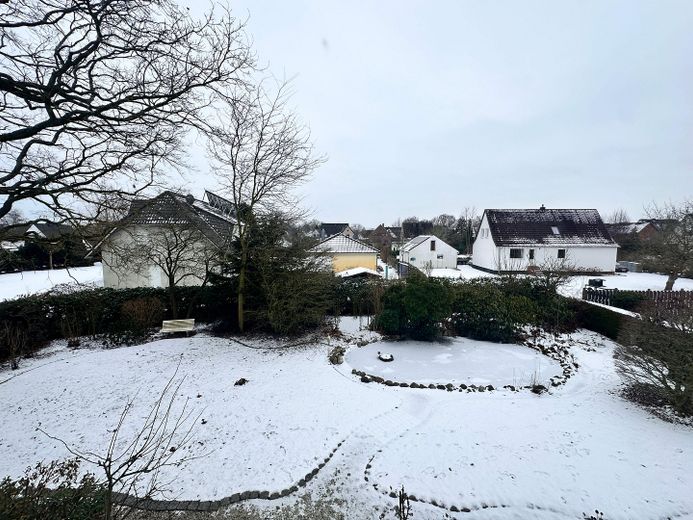 Blick Zimmer Sohn i.d. Garten