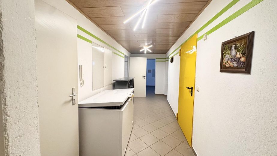 Ampio bilocale con nuova cucina componibile e ingresso indipendente – disponibile da subito – Flur