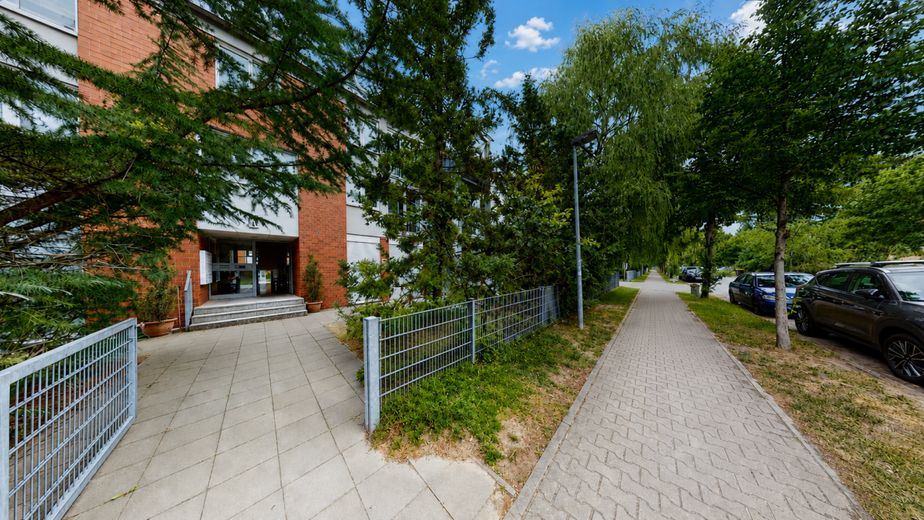 Loftartige Gewerbe-/Wohneinheit mit Schaufenster &amp; Keller - barrierefrei, ruhig &amp; citynah bei Berlin – Vordereingang Straßenseite
