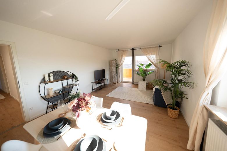 Schöne 3 Zimmer Wohnung / mit XXL Tiefgarage – Wohnzimmer
