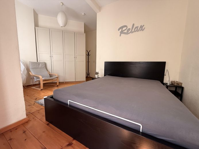 Provisionsfreie, bezugsfreie und gemütliche 2-Zimmer-Wohnung im Herzen von Berlin-Mitte – Schlafzimmer