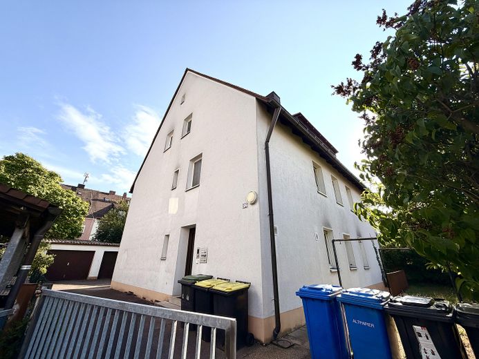 Viel Raum für Familie oder Investment – leere 4 Zimmer-Wohnung mit großem Balkon + PROVISIONSFREI + – Außenansicht