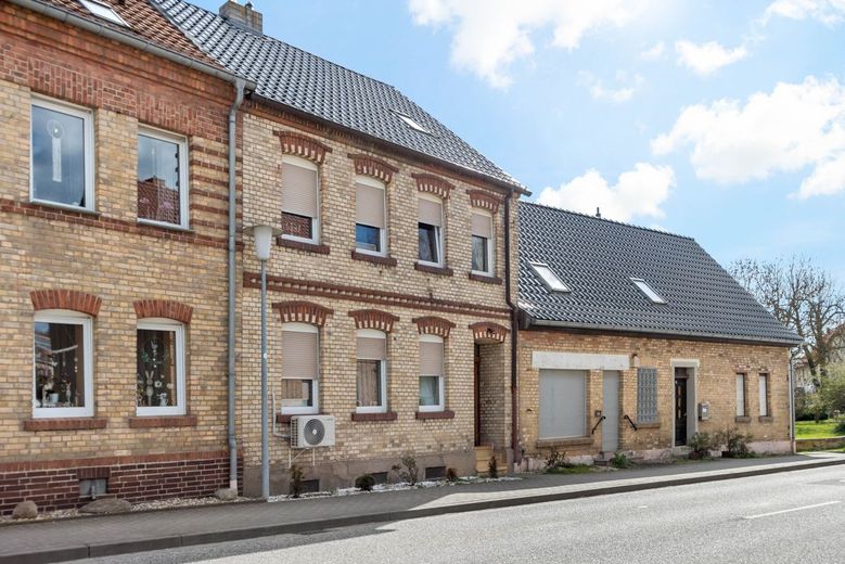 Bezugsfertiges Reihenmittelhaus in Erdeborn! – Außenaufnahme
