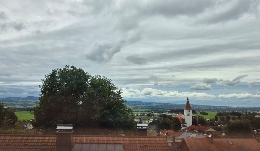 Haldenwang: freie 4 Zi- DG-Wohg.,99qm,Balkon, 1Garage,1Stellplatz, Keller – Blick aus dem Dachfenster 