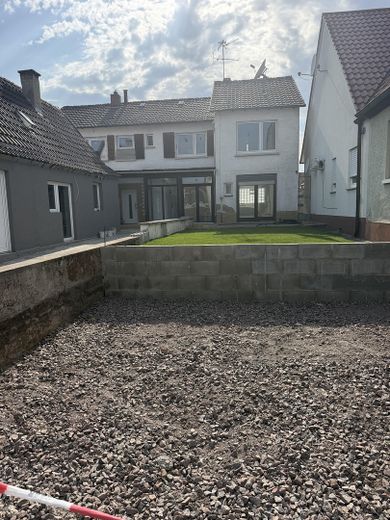 Kernsaniertes, Haus inklusive zweier Stellplätze und Garten – Foto 1
