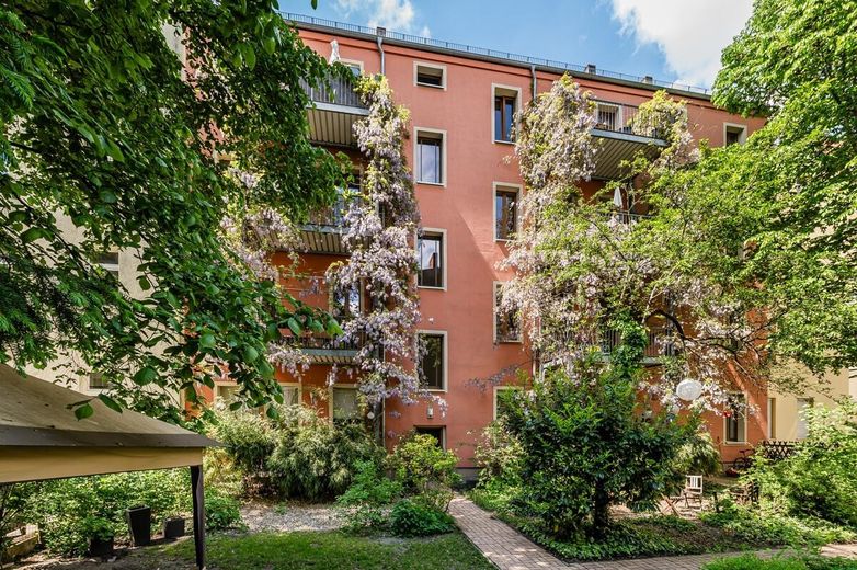 Il fascino di un edificio d’epoca incontra la gioia di un giardino: due locali e circa 57 m² di oasi verde tutta per voi! Libero da subito! – Foto 6