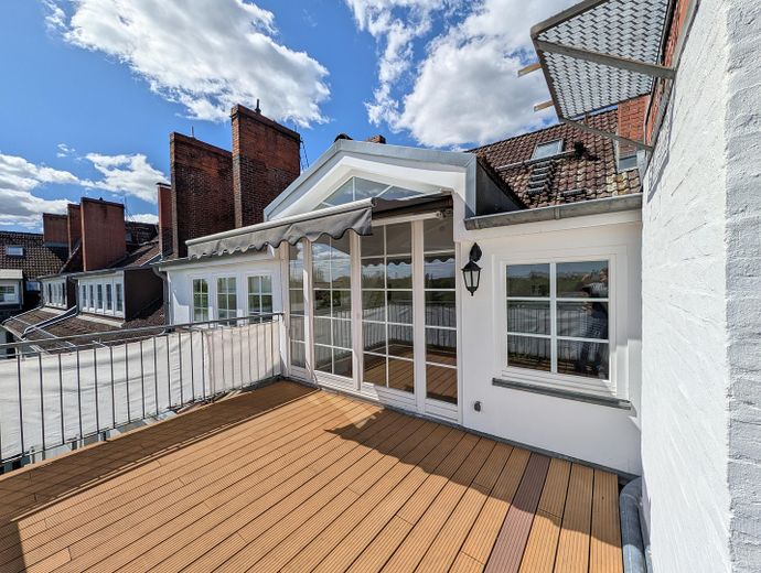 (provisions- u. bezugsfrei) Traumhafte, renovierte 4 Zimmer-Wohnung mit großer Dachterrasse – Terrasse