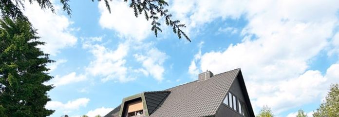 SPAZIOSA CASA FAMILIARE SU UN TERRENO SOLEGGIATO DI 939 M² IN UNA TRANQUILLA STRADA SENZA USCITA A ELLERBEK!
