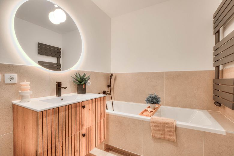 Bezugsfrei & modern: Helle 3-Zimmer-Wohnung mit Balkon – Badezimmer
