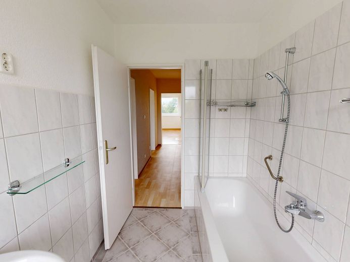 Appartement spacieux de 3 pièces avec BALCON et CUISINE INTÉGRÉE – Ansicht II: Bad