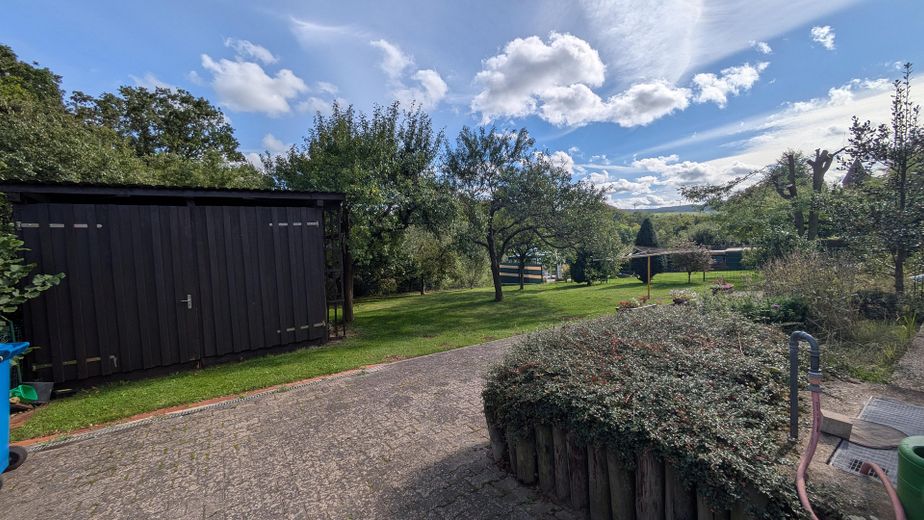 Einfamilienhaus mit Einliegerwohnung in ruhiger Wohnlage – Garten