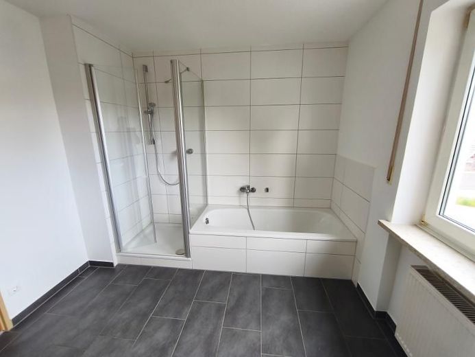 2 Zi. EG Wohnung mit Balkon – Bad mit Badewanne und Dusche Bild 2
