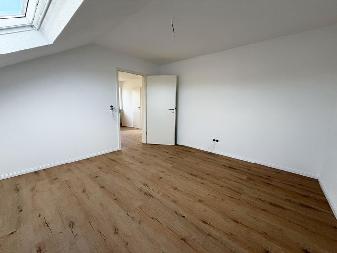 Piso de 2 habitaciones en ático, completamente renovado, con plaza de aparcamiento en Oberstenfeld – Schlafzimmer