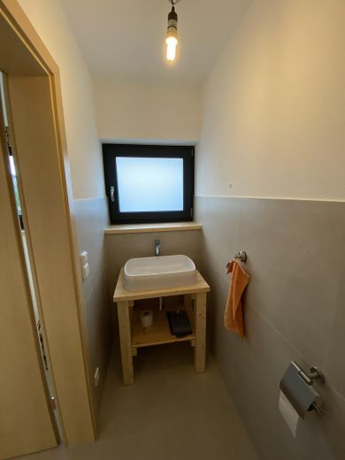 Hochwertig modernisiertes Einfamilienhaus in begehrter, stadtnaher Lage (provisionsfrei, Erstbezug) – Gäste-WC