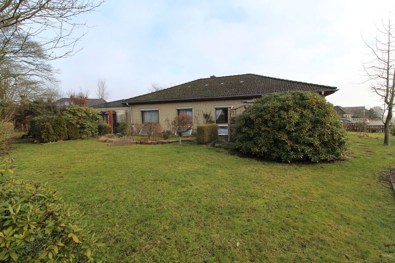 Charmanter, individueller Walmdach Bungalow mit Vollkeller, ruhigem, idyllischem Grundstück &amp; Garage – 1 - Gartenansicht