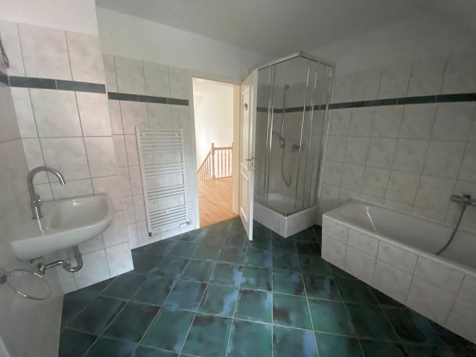 Geräumige Haushälfte auf dem Land – Badezimmer