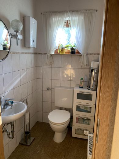 Modernisierter Wohnsitz oder Ferienhaus provisionsfrei von Privat – Gäste-WC im Erdgeschoss