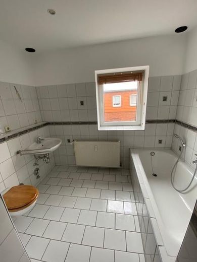 WG. taugliche 3-Wohnung in MD-Sudenburg ,ca 88m², im DG. Klimatisiert mit EBK. zu vermieten – Bad