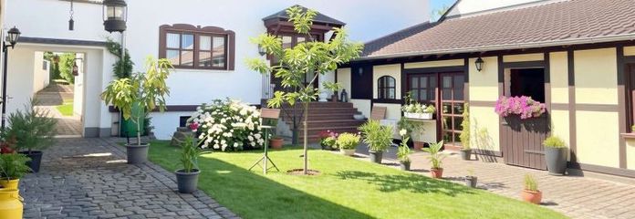 ऐतिहासिक फार्म एस्टेट: हरियाली में विशेष मुख्य भवन और 3 आवासीय इकाइयाँ