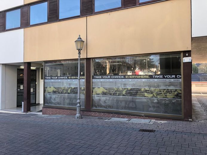 Gewerbeeinheit links