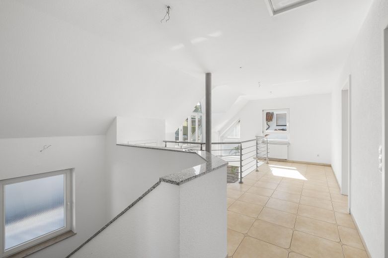 Casa familiare di 239 m² con piano giardino flessibile – senza provvigione – 1. Stock Galerie Bereich