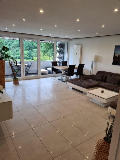 Modern renovated 3.5-room apartment with balcony, garage & fitted kitchen | Owner-occupiers or approx. 6% yield – Wohnzimmer