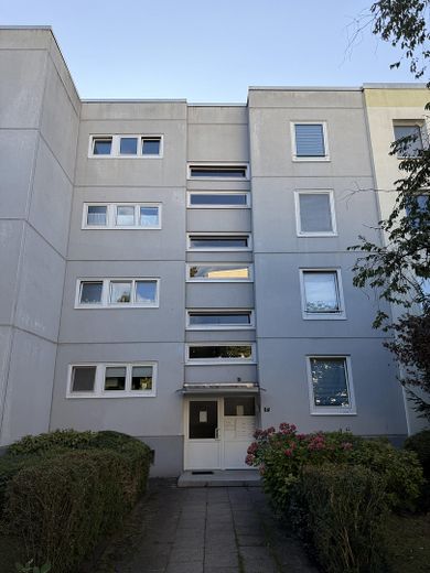 Beaucoup d’espace pour vos idées : 4 pièces avec loggia exposée ouest – sans commission à Hummelsbüttel – Hauseingang