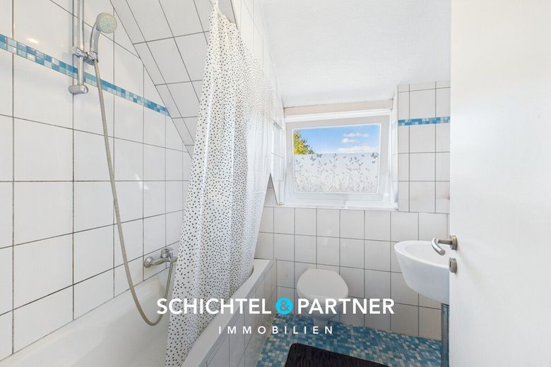Vegesack | Mehrfamilienhaus mit Gewerbe, Garagen und großem Grundstück – S&amp;P | Badezimmer