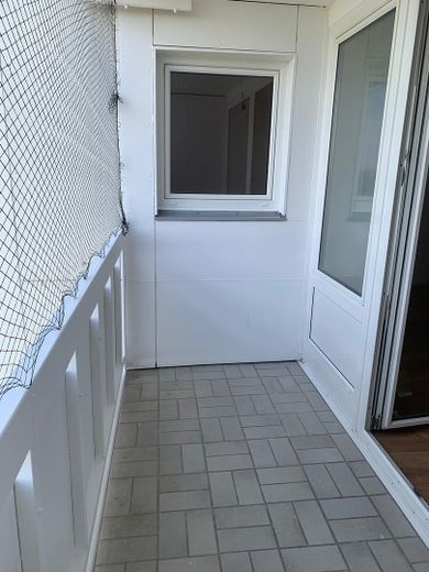 Erstbezug nach Sanierung: Helle 2,5-Zimmer-Wohnung mit Weitblick, Aufzug & TG in Heusenstamm – Balkon