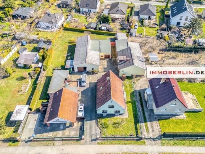 IMMOBERLIN.DE - Charmantes Haus mit Nebengebäuden in familienfreundlicher Lage – Foto 1