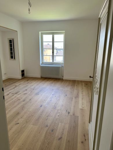 पुराने भवन का आकर्षण, आधुनिक सुविधाओं के साथ — 5 कमरे, 140 m², 1वीं मंज़िल, बगीचा और रोशनी | Bad Homburg‑Kirdorf – फोटो 7