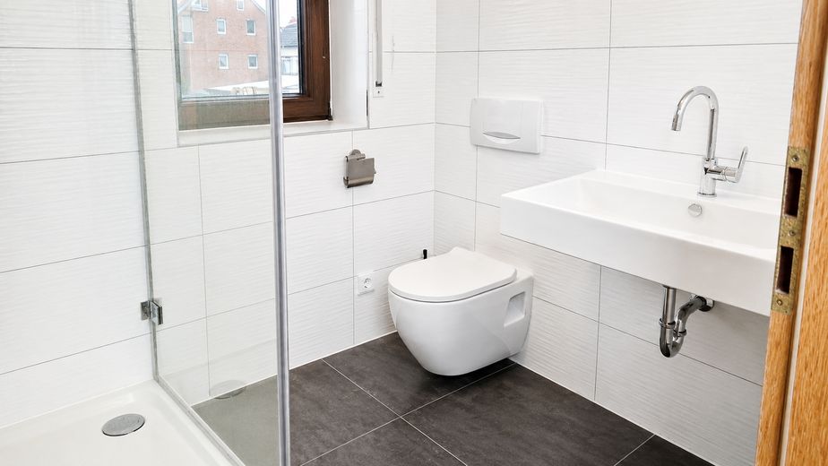 7-Zimmer-Wohnung mit eigenem Eingang, Kamin, Terrasse in Bottrop-Fuhlenbrock – Bad