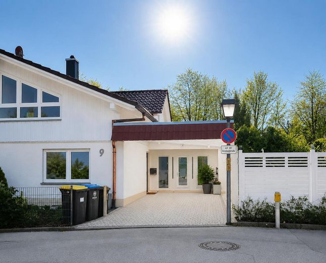 Luxus-Erstbezug nach Kernsanierung | 4 Zimmer | großzügiges Wohnen – Eingang/ Einfahrt
