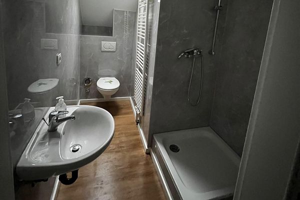 Freshly renovated 3-room condominium in a central location – 77 m² – no commission