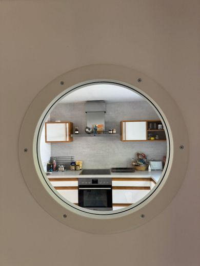 Inselidyll mit Boddenblick: Großes Grundstück & Ferienhaus-Potenzial auf Rügen – Blick vom Flur in die Küche