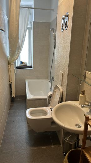 Großzügiges Helmholtzkiez-Apartment im Loft-Stil mit separatem Schlafzimmer, bezugsfrei – Badezimmer