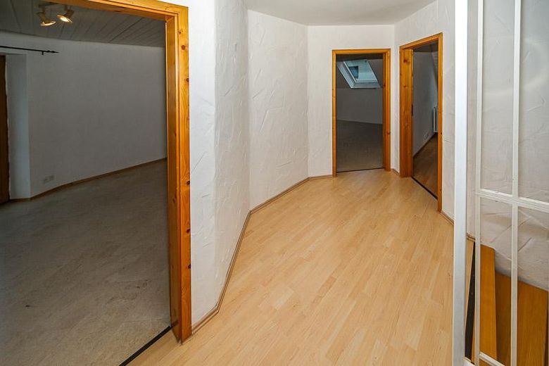 Gemoderniseerde twee-onder-een-kapwoning op toplocatie in Senden‑Aufheim – 140 m² woonoppervlak + groot kantoor - provisievrij – Treppenhaus OG