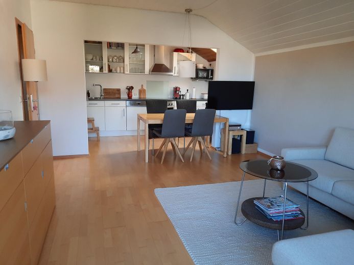 3-Zimmer DG-Wohnung, 84 qm, zentrumsnah, provisionsfrei – Wohnzimmer mit Wohnküche (Einr