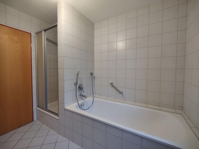 Dusche und Badewanne