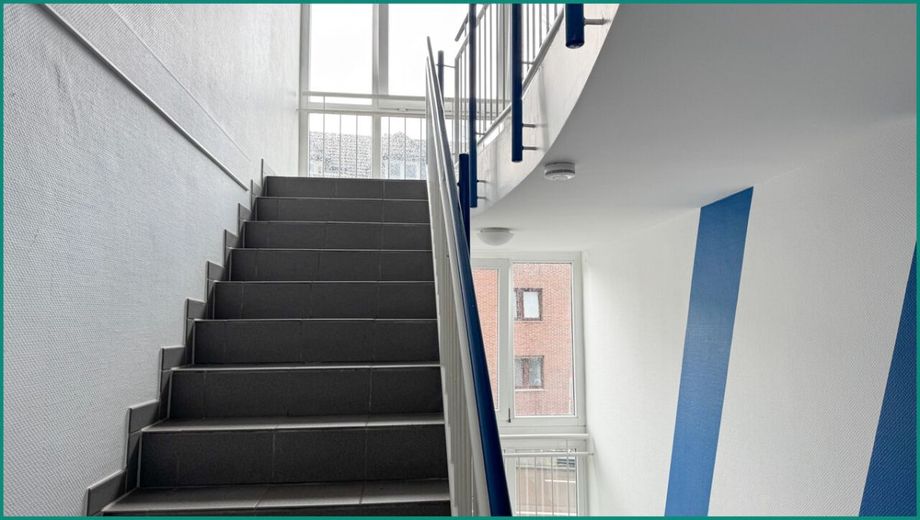 DREIFAMILIENHAUS IM STADTZENTRUM VON REMSCHEID - 2 WOHNEINHEITEN VERMIETET - MÖGLICHKEIT ZUM EIGENNUTZ – Gepflegtes helles Treppenhaus