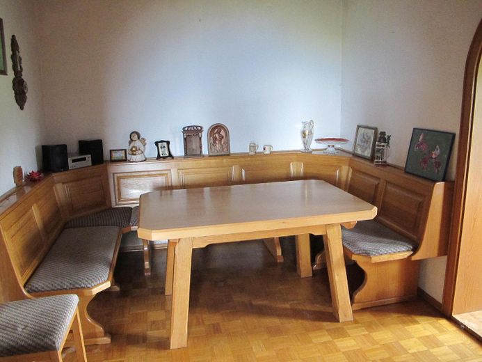 Sonniges Haus, 3 kpl. Wohnungen, Alleinlage, unverbaubarer Fernblick, Urlaubsregion Sonnenwald – Essecke bei der Küche rustikal