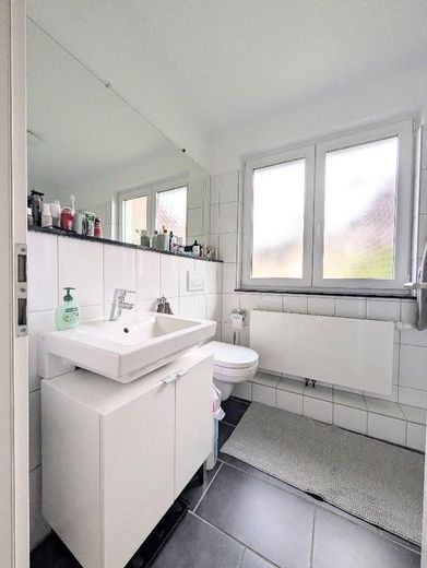 Casa di testa individuale di architetto con 4 locali a Schenefeld – Badezimmer