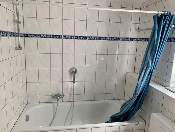 Apartamento de 1 habitación en Moselweiß con cocina y plaza de aparcamiento – Badewanne / Bad