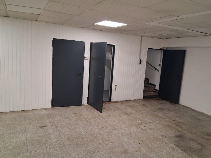Gewerbe-/Lagerhalle in optimaler Verkehrslage (KG) – Lagerraum Türen