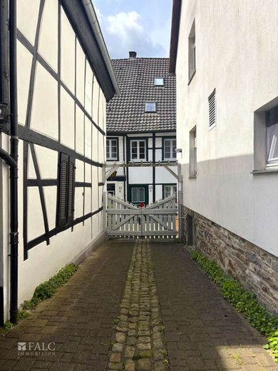 Mehrfamilienhaus von 1991 im historischen Kern von Essen-Kettwig – Außenansicht